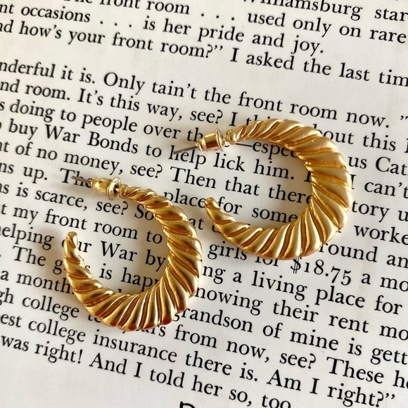 boutique Jewelry - Luxe Gold Hoop Geometric Earrings Dainty Swirl Retro Style